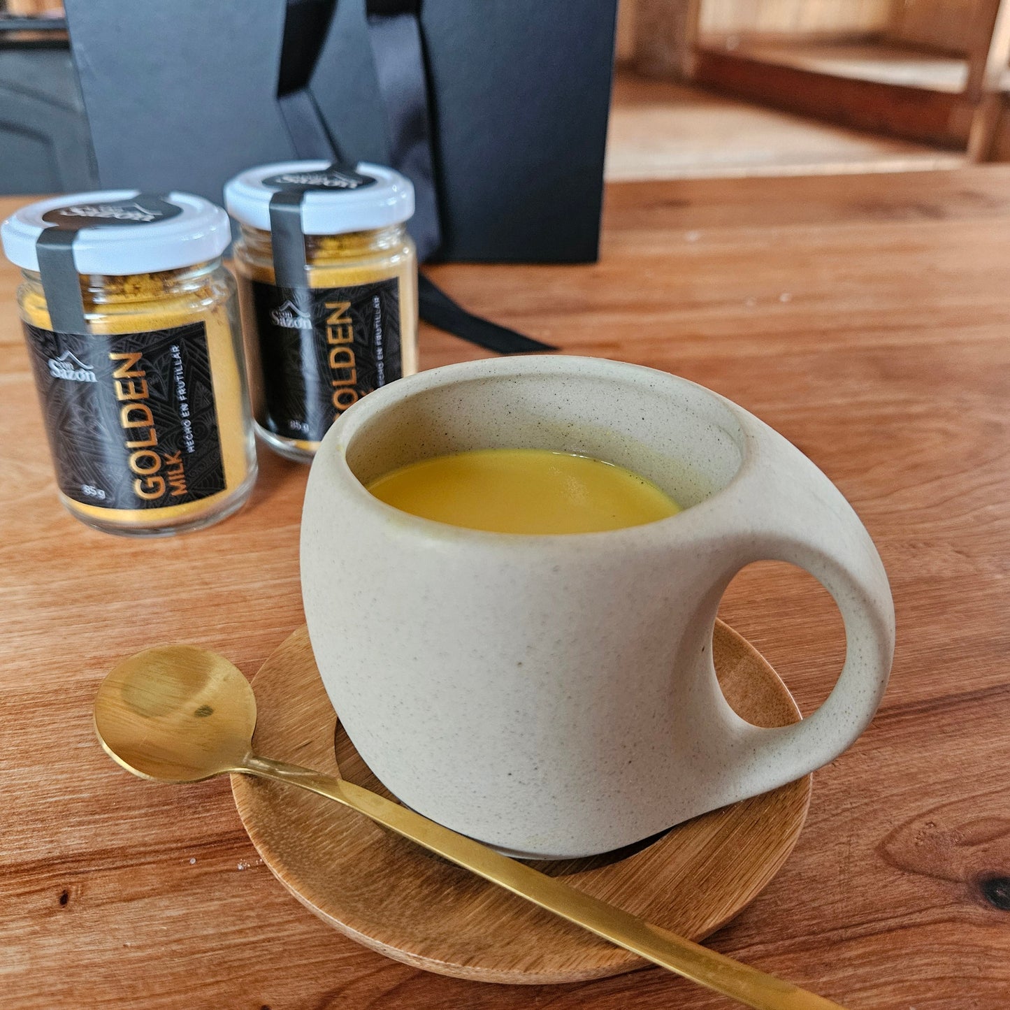 Caja de Regalo 2 Golden Milk 85g con Taza de Cerámica y cucharita dorada